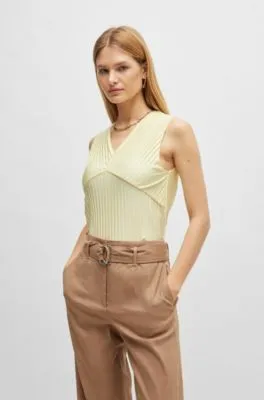 Sleeveless jersey top with V neckline and plissé pleats 